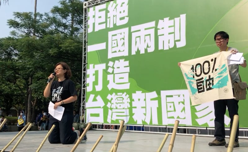 移民台湾的香港人钟慧沁参加7日在高雄的“拒绝一国两制”游行，她下跪请求台湾人民为香港、台湾民主挺住，救救无助的香港人。（记者夏小华摄）