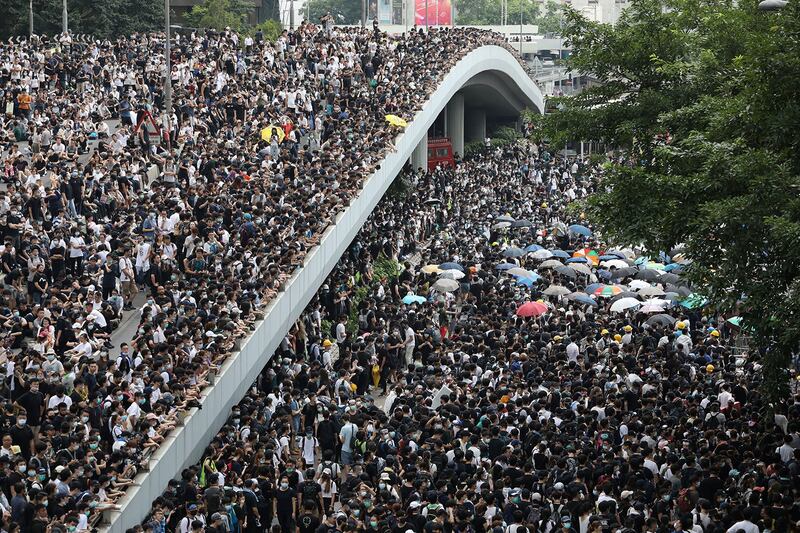 2019年6月12日，大批香港市民走上街头反《逃犯条例》。（路透社）