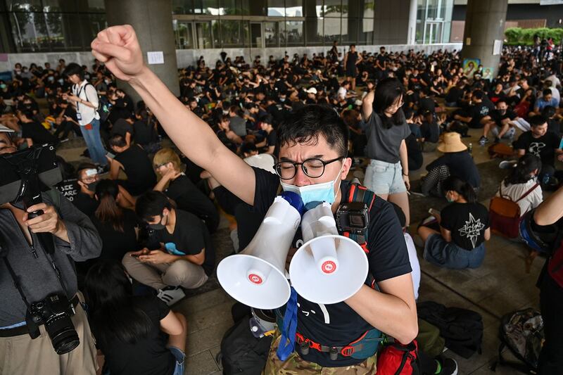 2019年6月21日，抗议者聚集在香港政府总部外，要求香港领导人下台，撤回引渡法案。（法新社）