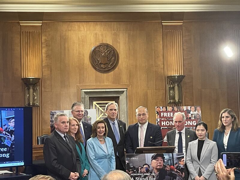 美国国会参议院外交关系委员会举行新闻发布会，纪念黎智英遭中国当局监禁近4年。美国国务院亚太助卿康达（Daniel Kritenbrink）出席会议（左三）。（记者唐缘媛摄）