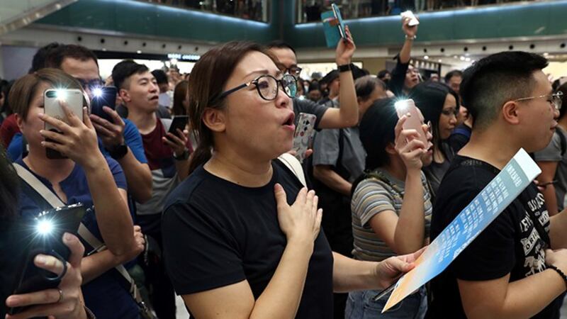 2019年9月11日，香港民众再次上街抗议，他们唱起了歌曲《愿荣光归香港》。（路透社）