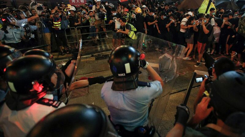 2019年7月7日香港警察走向抗议人群。（美联社）