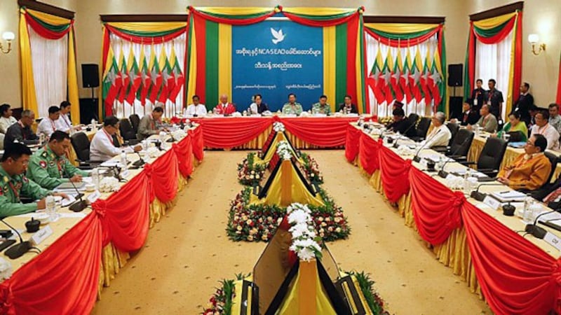 Myanmar State Counselor Aung San Suu Kyi (3rd-L, center table) presides over a meeting in Naypyidaw with military chief Senior General Min Aung Hlaing (4th-L, center table) commemorating the third anniversary of the signing of Myanmar's nationwide cease-fire agreement, Oct. 15, 2018.