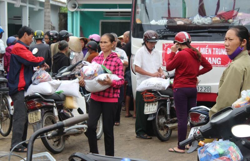 Người dân Ba Đồn Quảng Bình trong một đợt nhận hàng cứu trợ.