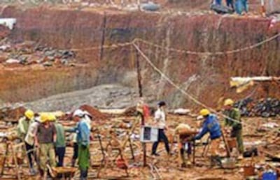 Công nhân Trung Quốc làm việc trên công trường khai thác bauxite Tân Rai - Ảnh: Tuổi Trẻ. 