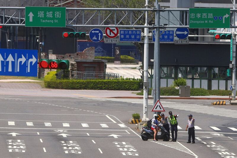 25日台湾万安演习人车疏散。（路透社）