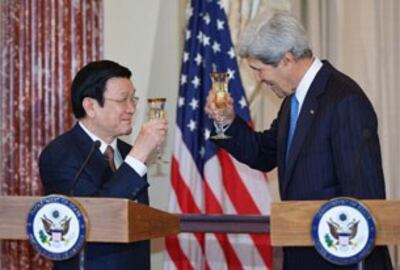 Bộ trưởng Ngoại giao Hoa Kỳ John Kerry và Chủ tịch Việt Nam Trương Tấn Sang (T) tại Bộ Ngoại giao ở Washington, DC trưa 24/7/2013.