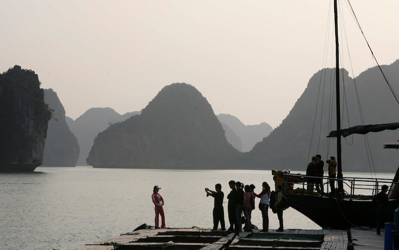 Khách Trung Quốc tham quan Vịnh Hạ Long.