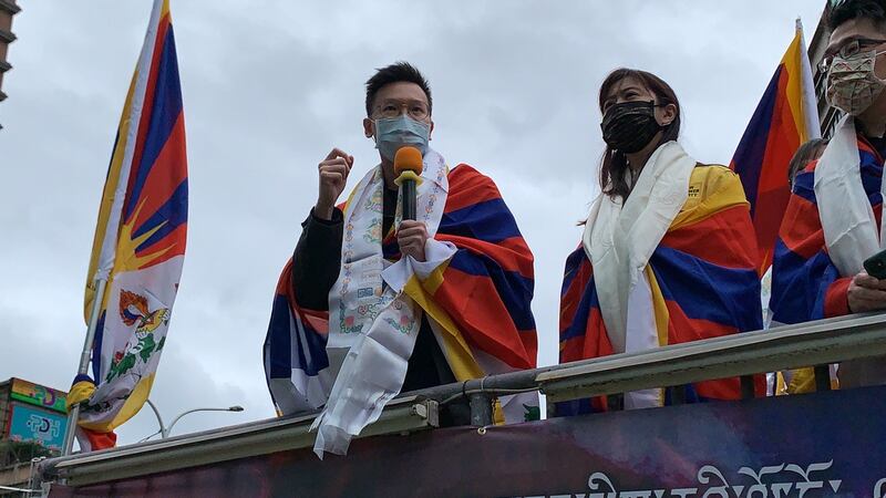 民进党副秘书长林飞帆（左）、时代力量党秘书长白卿芬（中）、台湾基进桃园党部执行长蓝士博（右）。（记者夏小华摄）