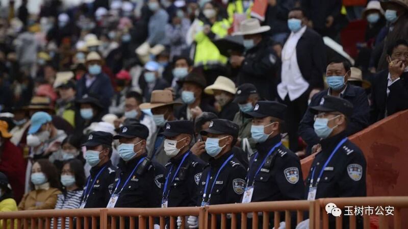 玉树市公安局在玉树藏族自治区70年庆期间出动大批特警加强安保，强调“讲好警察好故事、发好公安好声音”，用热血和汗水书写了“四个铁一般”、“五个过硬”的高原公安铁军风采。（翻摄澎湃新闻网）