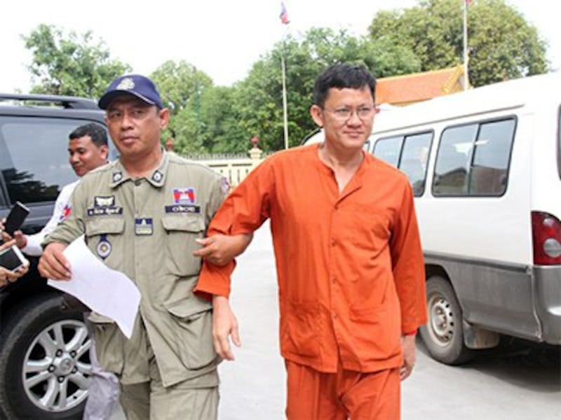 Ny Chakrya (R) is brought to the Supreme Court by police in Phnom Penh, Sept. 5, 2016. Credit: RFA