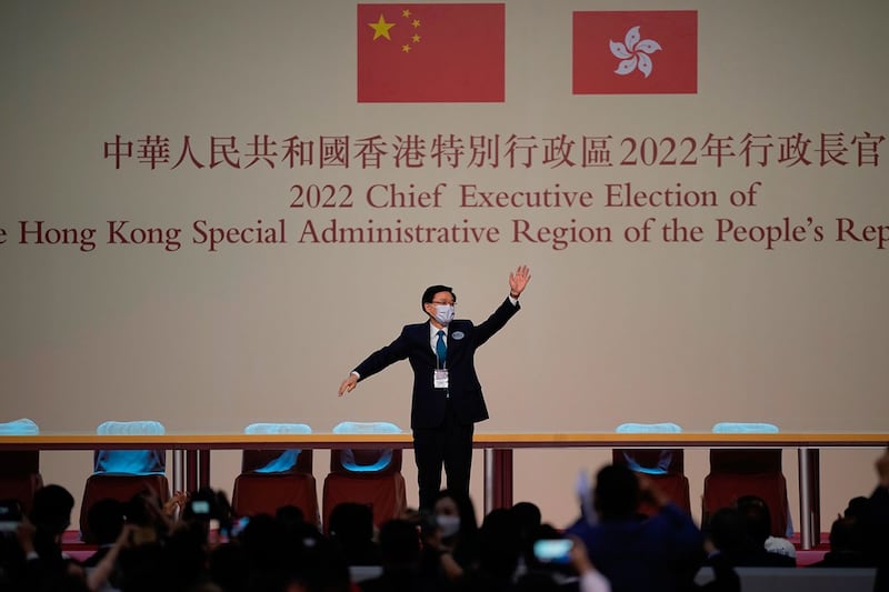 2022 年 5 月 8 日，香港特区政府前二号官员、香港最高职位的唯一候选人李家超在香港特首选举中获胜后庆祝。（美联社）