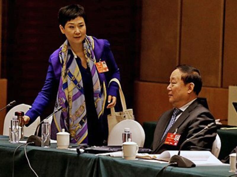 Li Xiaolin (L), daughter of former Chinese Premier Li Peng, attends the annual meeting of the government's political advisory body in Beijing, March 7, 2016.