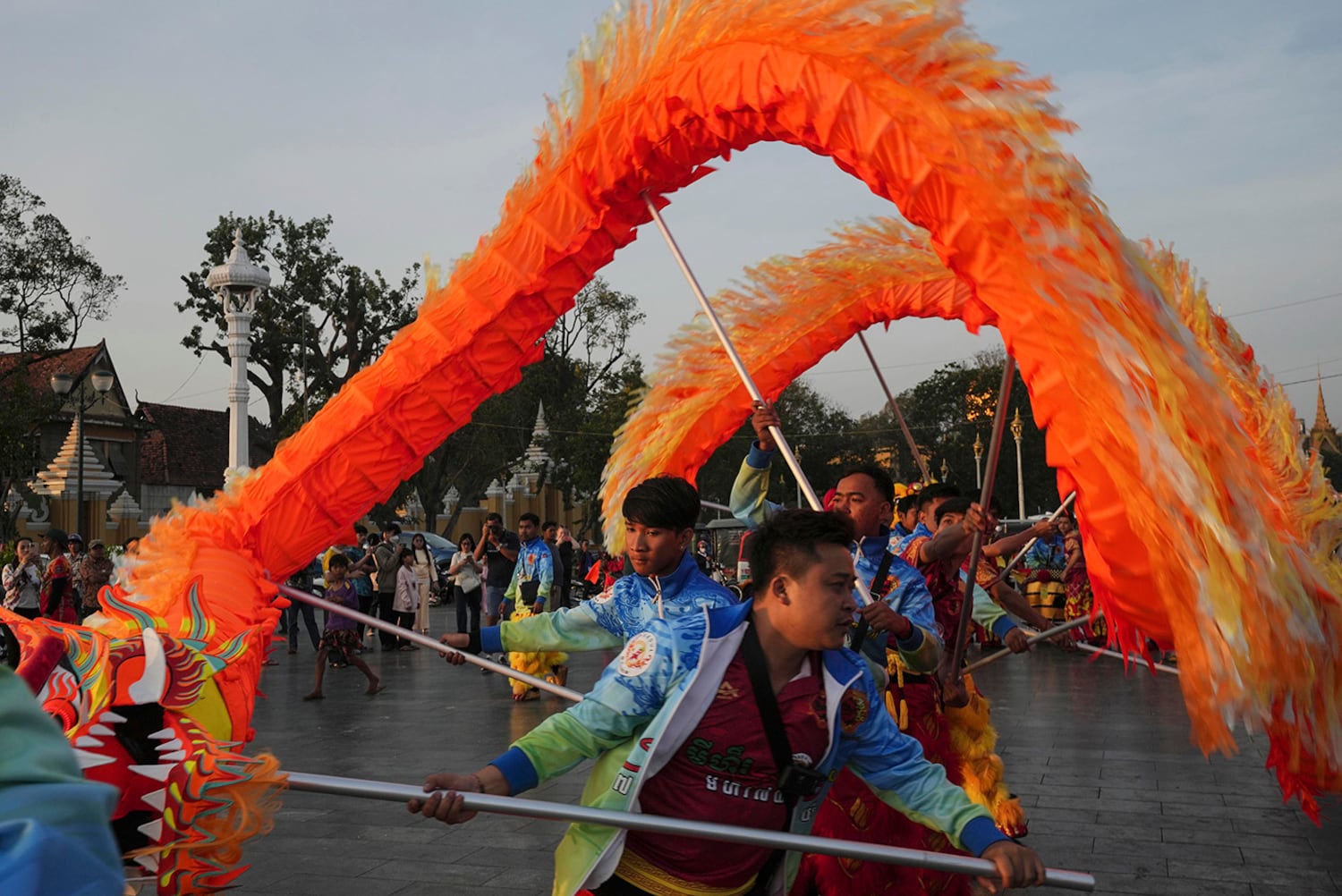 Ethnische Chinesen in Kambodscha spielen am 28. Januar 2025 vor dem königlichen Palast in Phnom Penh einen Drachentanz.