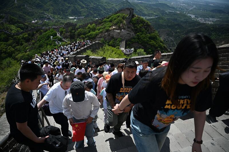 2024年5月1日，人们在五一假期的第一天攀登北京八达岭长城。（法新社）