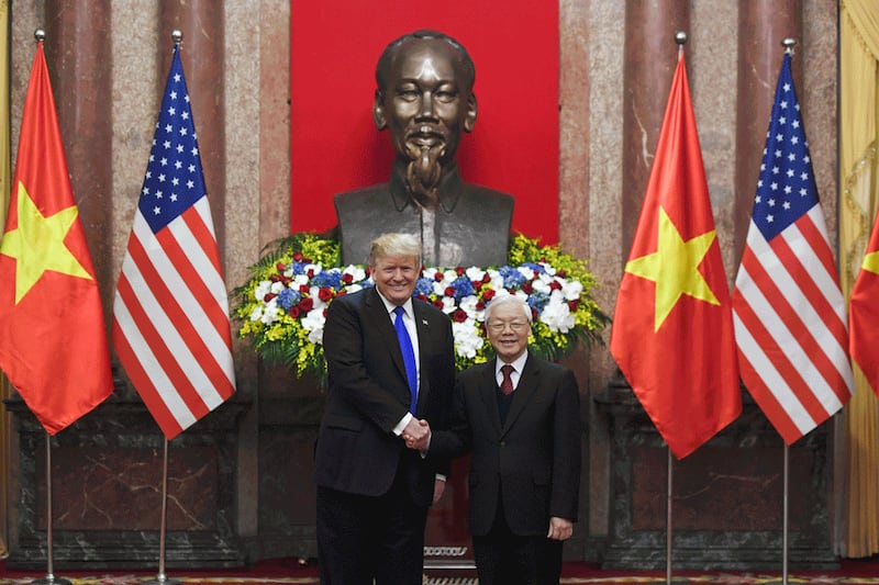 Hình minh họa. Tổng thống Mỹ Donald Trump bắt tay Chủ tịch Nguyễn Phú Trọng ở Hà Nội hôm 27/2/2019