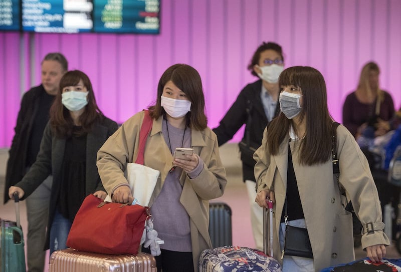 Du khách mang khẩu trang bảo vệ nhiễm Coronavirus tại phi trường quốc tế Los Angeles International Airport, California, hôm 22/1/2020.