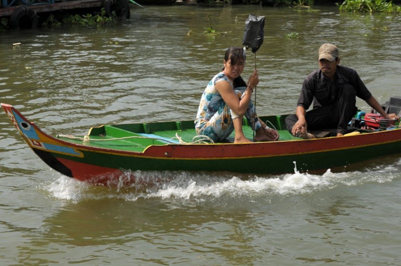 Một phụ nữ Việt Nam trên chiếc ghe ở làng nổi tỉnh Kampong Chhnang, khoảng 90 km về phía Đông Bắc của Phnom Penh năm 2013.