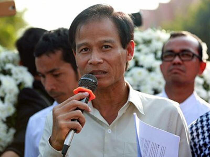 Ath Thon, president of the Coalition of Cambodian Apparel Workers' Democratic Union, talks to reporters outside the Royal Palace in Cambodia's capital Phnom Penh, Feb. 7, 2014.