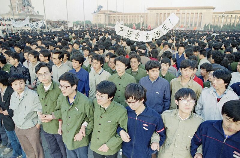 1989年4月22日，北京天安门广场，学生整夜守候，悼念胡耀邦。（美联社）