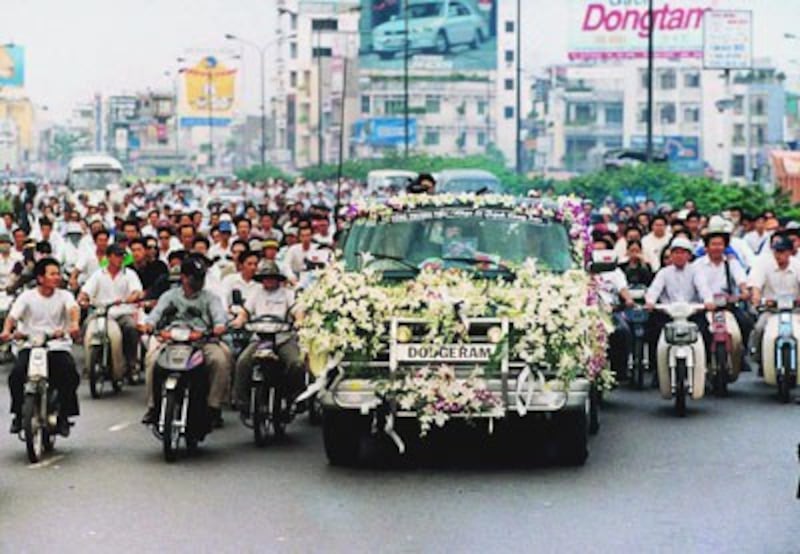 Hàng ngàn người dân tiễn đưa nhạc sĩ Trịnh Công Sơn tại thành phố Hồ Chí Minh hôm 4/4/2001.