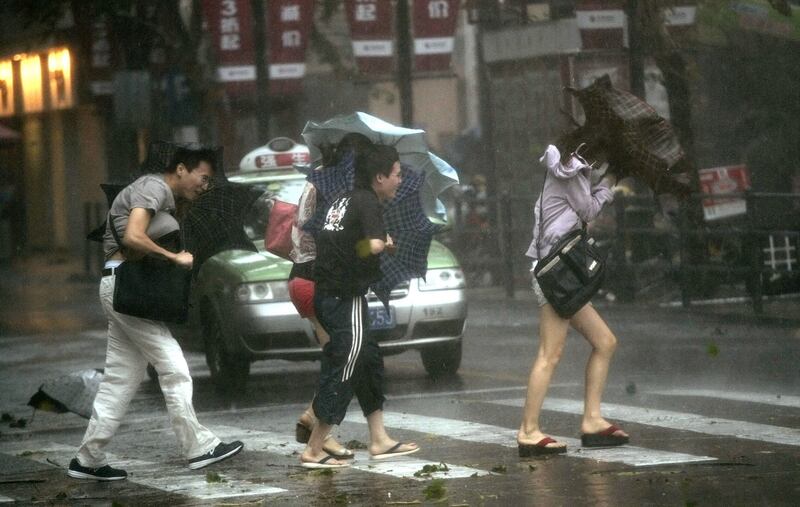 台风中的上海街道场景。（资料图片/美联社）