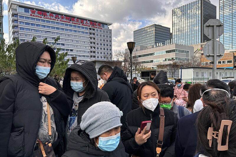 近期，中国各地爆发呼吸道传染病，北京、上海等多地医院儿科就诊量激增。（路透社图片）