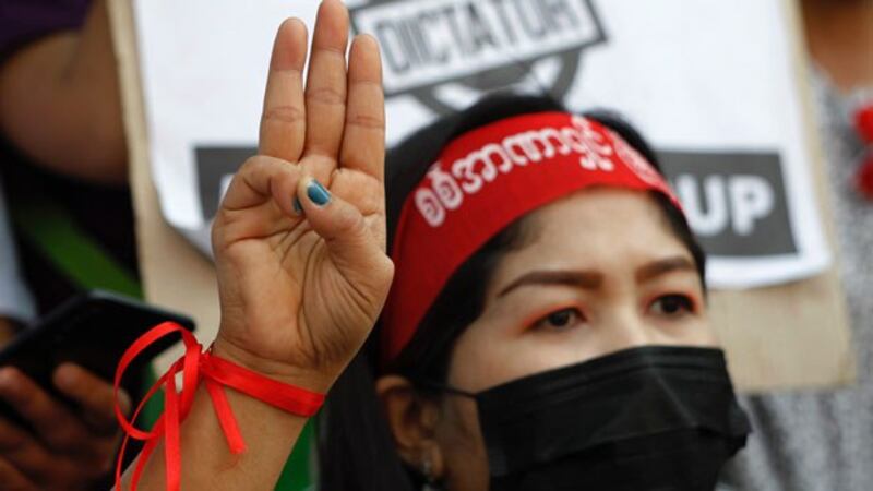 myanmar-three-finger-salute-hledan-junction-yangon-feb25-2021.jpg