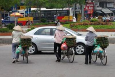 Những phụ nữ nông thôn lên thành phố bán trái cây dạo. RFA photo 