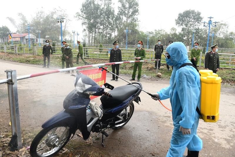 Hình minh hoạ. Phun thuốc khử trùng ở xã Sơn Lôi hôm 13/2/2020