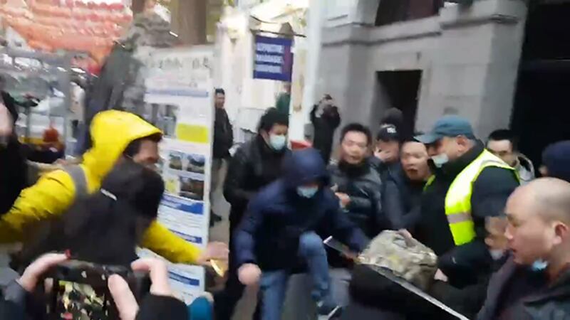 主办方强调“没有支持者被捕”，然而本台发现一名蓝衣男子施袭后当场被捕，他在集会期间曾站在集会讲者后鼓掌助威。他在集会前亦和两名大汉一同尾随一名身穿黑衣的香港青年，并将其赶出唐人街。(吕熙及曹家超摄)