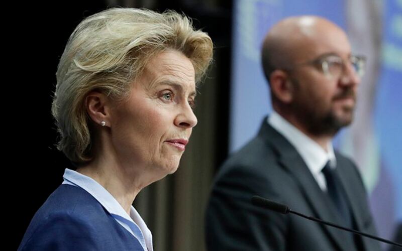 欧盟委员会主席乌尔苏拉·冯德莱恩(Ursula von der Leyen)（左）与理事会主席查尔斯·米歇尔(Charles Michel)（美联社）