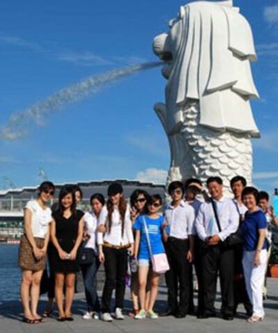 Sinh viên Việt Nam tham quan thành phố và tượng sư tử biển Merlion 