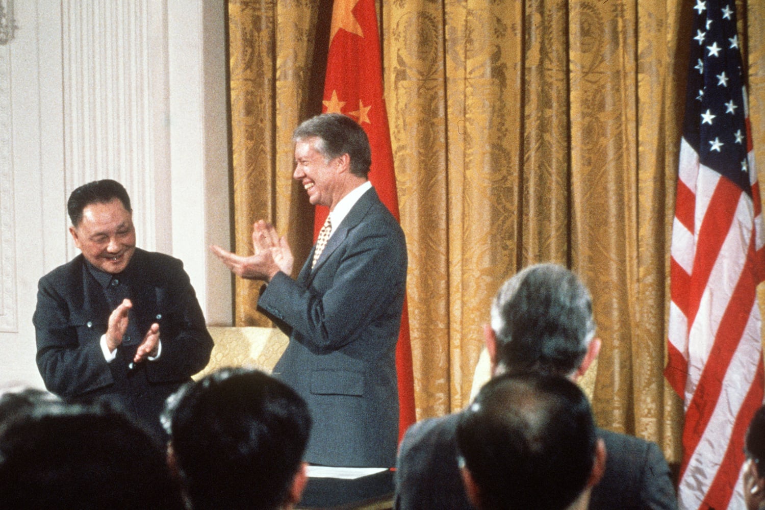 Chinas Deng Xiaoping und US-Präsident Jimmy Carter stehen gemeinsam im Weißen Haus, 31. Januar 1979.