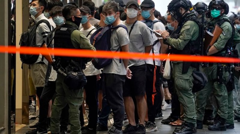 2020年10月1日，香港警察逮捕一些抗议者。（美联社）