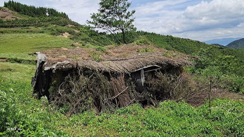 王海的教会所在苗寨简陋的居住条件，直至今日当地仍未通电、通路、通水。（王海牧师独家提供）