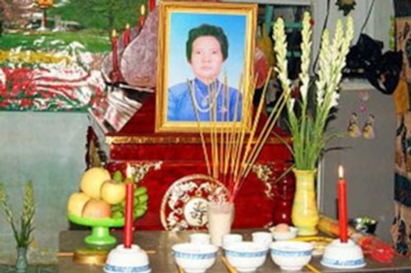 Bà Đặng Thị Kim Liêng, mẹ của Tạ Phong Tần đã tự thiêu ngày 30 tháng 7, 2012