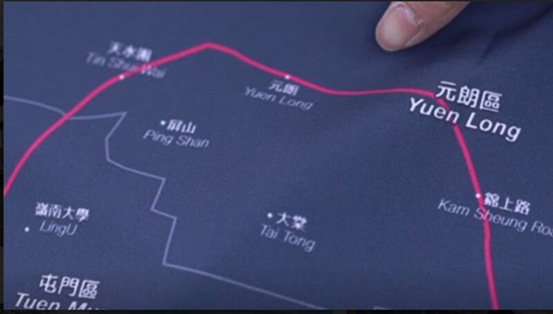 思乡时，刘珈汶会呆望这幅必定要带到英国的香港地图 （韦平 摄）