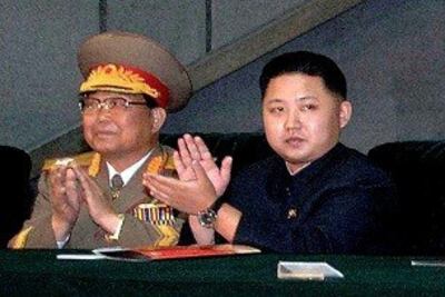 Tân lãnh tụ Kim Jong-un(P), con trai của ông Kim Jong-il tham dự buổi diễn binh năm 2010. RFA file