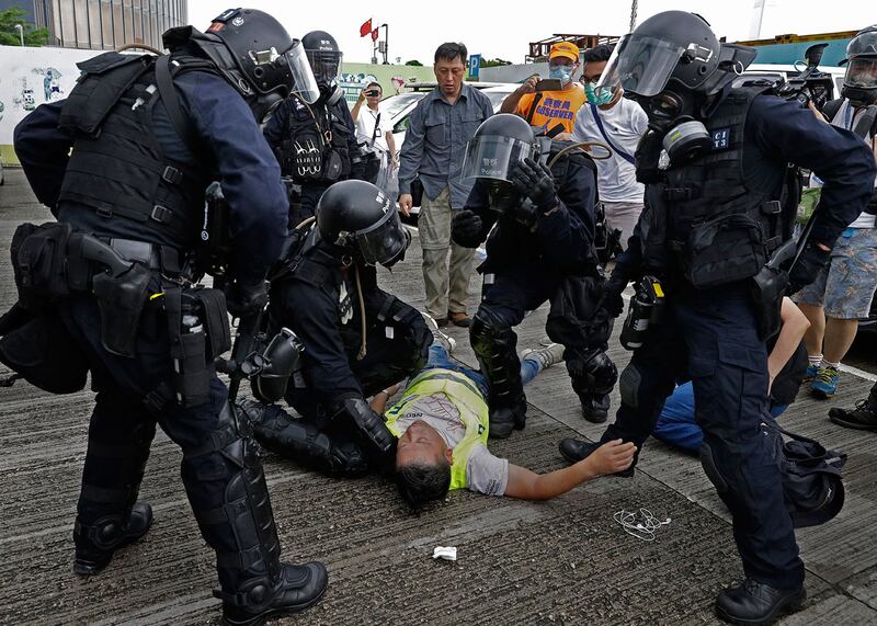 2019年6月12日，香港立法会外防暴警察对抗议者发射催泪弹后，一名摄影师受伤。（美联社）