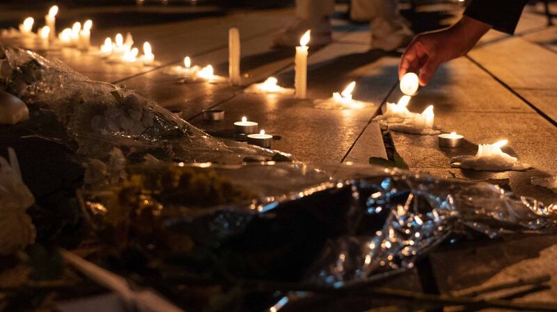 香港中文大学民主女神像被拆后，中大师生在女神像原址空地上放下鲜花、点上烛光悼念。(AFP)