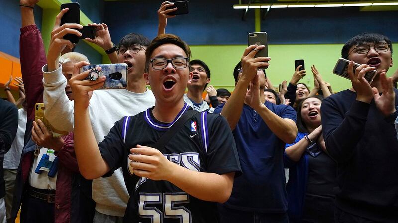 香港地方区议会选举，泛民主派压倒性胜出后，支持者欢呼。（美联社）