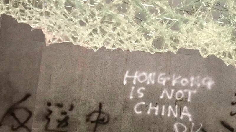 香港立法会上的涂鸦“反送中”和英文的“香港不是中国”。（美联社）