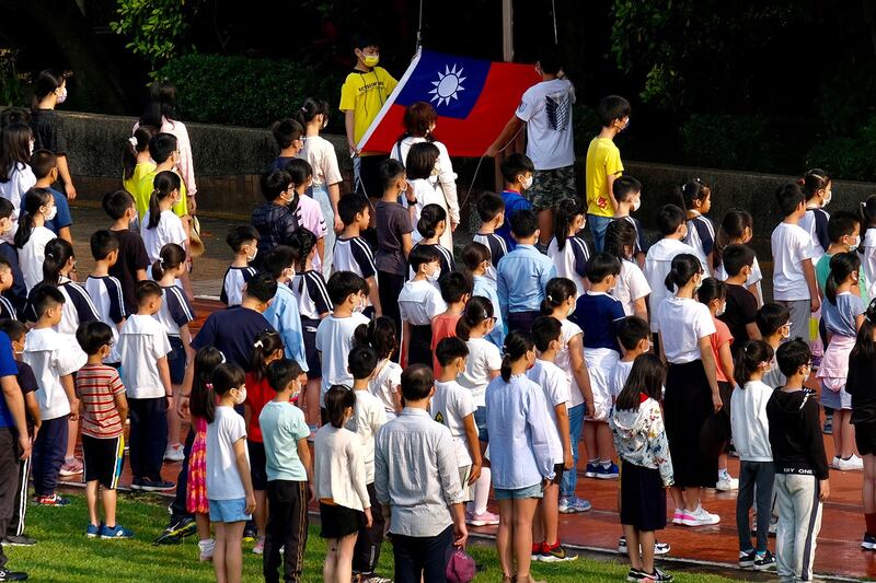 图为，台北市一学校升旗仪式。（法新社）