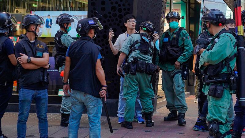 2020年6月28日，香港警察逮捕一名抗议者。（美联社）