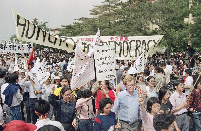 1989年5月16日，在北京的天安门广场上，北京的记者们与学生一起示威。大学生已经绝食第四天，以争取民主。（美联社）