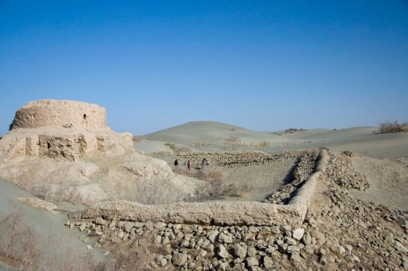 A view of the perimeter wall of the Rawak Stupa, a Buddhist stupa with modern stone protection, situated on the southern rim of the Taklamakan Desert in northwestern China's Xinjiang province, Nov. 17, 2008. (Vic Swift via Wikimedia Commons)