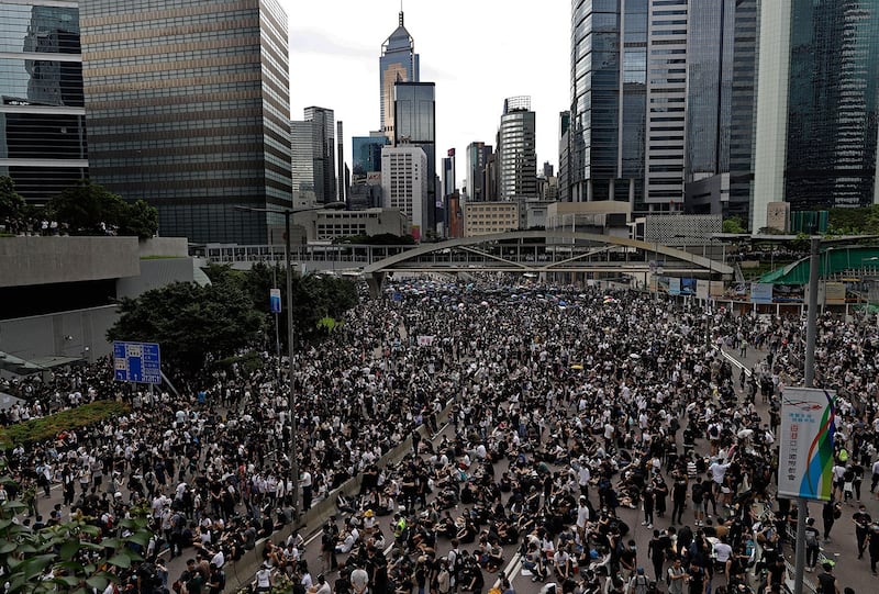 2019年6月12日，大批香港市民在立法会外反《逃犯条例》。（美联社）