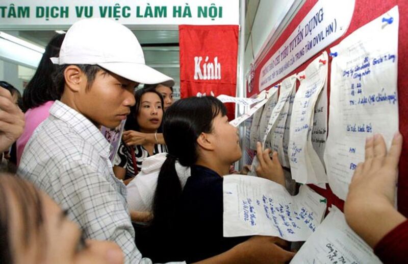 Giới trẻ tìm việc làm.