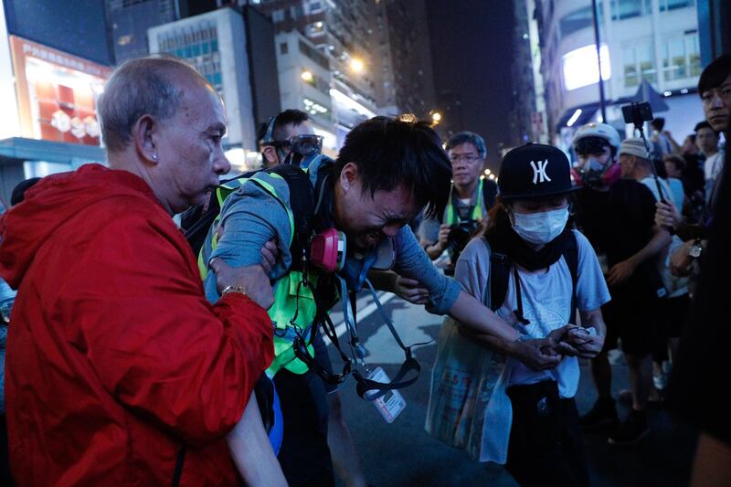 2019年10月27日，香港集会上一名记者被警察胡椒喷雾击中。(美联社)